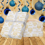 Gold Menorah op White Chic Hanukkah persoonlijke Cadeaupapier<br><div class="desc">Pas dit chic faux gold Menorah patroon aan op white Hanukkah wrapping paper met jouw naam en het jaar voor echt één van een soort kerstcadeauomslag. Als u uw het verpakken document verkiest om tijdloos te zijn, verander enkel de optie van het Jaar om van te houden of JOY. Alle...</div>