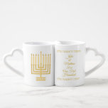 Gold Menorah Our First Hanukkah Passen getrouwd Loversmokken<br><div class="desc">Pas dit de mok van het eerste HANUKKAH-koppel aan met faux gold Menorahs en Hebreeuwse letters voor een cadeautje voor de nieuwigheden. Zowel de Hebreeuwse tekst (Our First Hanukkah) als de boodschap in het Engels zijn gemakkelijk te wijzigen, zodat deze stijlvolle witte en gouden vakantie-mok kan worden aangepast voor meer...</div>