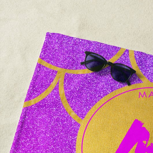 Gold Mermaid Scales Roze Glitter Pattern Monogram Strandlaken (In situ)