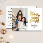 Gold Merry en foto van Prettige feestdagen familie Briefkaart<br><div class="desc">Verspreid feestvreugde met dit briefkaart met handgeschreven typografie met de tekst "Merry and Bright". Pas aan door uw verticale foto te uploaden. De achterkant is voorzien van uw aangepaste groeten, naam en notitie (of verwijderen om ruimte te laten voor een handgeschreven notitie). Voeg ook uw retouradres toe aan de achterkant....</div>