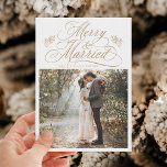 Gold Merry & Getrouwd Eerste Kerstfoto Feestdagenkaart<br><div class="desc">Elegante en romantische swirly kalligrafie belettering met een foto en optionele tekst op de achterkant. Voor meer geavanceerde aanpassing van dit ontwerp,  klikt u op de BLUE DESIGN TOOL BUTTON hierboven!</div>
