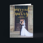 GOLD MERRY & MARRIED | HOLIDAIR FOTO-WENSKAART FEESTDAGEN KAART<br><div class="desc">Passen getrouwd! Verstuur je vakantiegroeten als man en vrouw met dit mooie "vrolijke en gehuwde" vakantiefoto-wenskaart in het gouden handschrift scriptlettertype als typografische bedekking met je trouwfoto. Elke Clarke © Gold folie (foto-effect) en wit strepen patroon op de achterzijde. Meer kleuren en stijlen in onze winkel. www.zazzle.com/epclarke.</div>