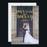 GOLD MERRY & MARRIED | HOLIDAIRE FOTOKAART FEESTDAGENKAART<br><div class="desc">Eerste kerstPassen getrouwd! Verstuur je vakantiebezoekers als man en vrouw met deze mooie "vrolijke en gehuwde" hedendaagse fotokaart in het gouden handschrift, een klassiek lettertype, als typografische bedekking met je trouwfoto. Elke Clarke © Gold folie (foto-effect) en wit strepen patroon op de achterzijde. Meer kleuren en stijlen in onze winkel....</div>