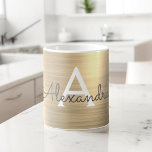 Gold Metallic monogram Naam en Initiaal Koffiemok<br><div class="desc">Gouden Faux Metaal Roestvrij staalmonogram Naam en Initiaal Koffie Mok. Het koffiekopje is het perfecte cadeau voor iemand die houdt van luxe metalen design.</div>