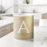 Gold Metallic monogram Naam en Initiaal Koffiemok<br><div class="desc">Gouden Faux Metaal Roestvrij staalmonogram Naam en Initiaal Koffie Mok. Het koffiekopje is het perfecte cadeau voor iemand die houdt van luxe metalen design.</div>