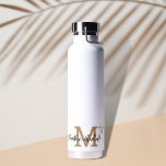 Gold Minimal Modern Initiaal Monogram Naam Waterfles<br><div class="desc">Ben je op zoek naar een coole,  gepersonaliseerde waterfles? Bekijk deze Beige Minimal Modern Monogram Initiaal Naam Water Fles. Je kunt het heel gemakkelijk personaliseren met je eigen naam en monogram. En als bonus zijn er nog een paar doedelsterren. Gelukkig aanpassen!</div>