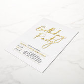 Gold Modern Brush Script Adult Birthday Party Folie Uitnodiging (Gedraaid)