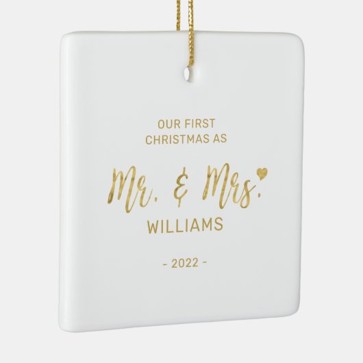 Gold Modern lettering Mr & Mrs First Kerstmis Keramisch Ornament (Rechts)