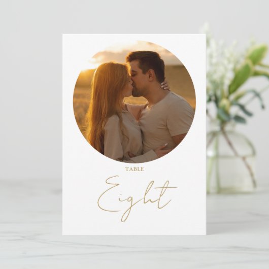 Gold Modern Minimalist Script Tafelnummer (Staand voorkant)