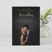 Gold Modern Script met foto | Weddenschap Kaart (Staand voorkant)