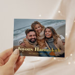 Gold Modern-tekst en foto's | Joyous Hanukkah Folie Feestdagen Briefkaart<br><div class="desc">Dit eenvoudige en stijlvolle briefkaart voor feestdagen luidt "Joyous Hanukkah" in gewaagde,  gouden folie elegante moderne typografie met uw favoriete persoonlijke foto aan de voorkant van de kaart. Uw persoonlijke vakantiebericht kan achteraan,  samen met een andere kleine familiefoto gaan.</div>