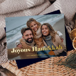 Gold Modern-tekst en foto's | Joyous Hanukkah Folie Feestdagenkaart<br><div class="desc">Op deze eenvoudige en stijlvolle vakantiekaart staat "Joyous Hanukkah" in vetgedrukte,  goudfolie elegante moderne typografie met uw favoriete persoonlijke foto aan de voorkant van de kaart. De achterkant van de kaart is een donkerblauwe kleur.</div>