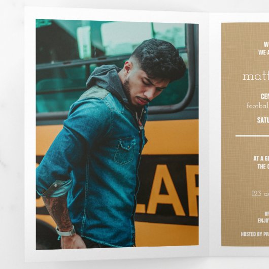 Gold Modern Textured Photo Afstuderen Drieluik Uitnodiging (Binnenzijde eerst)