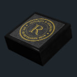 Gold Monogram Black Leather Wedding Jubileum Cadeaudoosje<br><div class="desc">Maak uw eigen klastige, elegante, unieke monogram met dit aangepaste ontwerp voor logo met retro goudtypografie boven zwarte lederen afbeelding achtergrond. Vervang de steekproeftekst met uw familiekwestie, namen, trouwdatum of andere tekst voor een gepersonaliseerd geschenk. Maakt een prachtig cadeau voor bruiloft, Jubileum, Verloving, verjaardag, pensionering en vele andere speciale gelegenheden....</div>