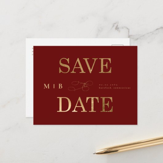 Gold Monogram Deep Red Wedding Save the Date Aankondigingskaart (Voorkant / Achterkant in situ)