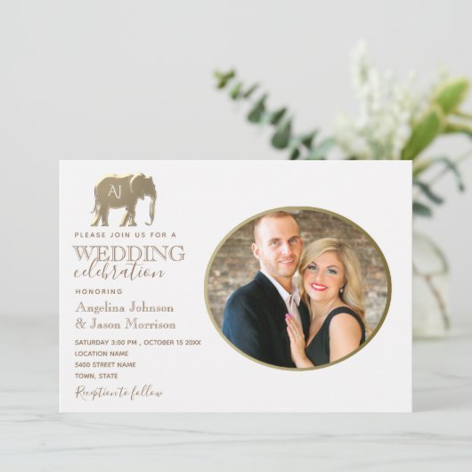 Gold Monogram Foto Weddenschap Kaart (Staand voorkant)