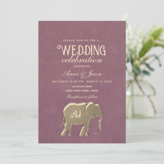 Gold Monogram Paarse bruiloft Kaart (Staand voorkant)