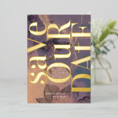 Gold Monogram Paarse Herfst sla de datum op Folie Uitnodiging (Staand Voorkant)