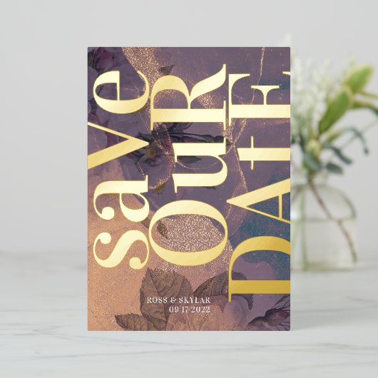 Gold Monogram Paarse Herfst sla de datum op Folie Uitnodiging (Staand Voorkant)