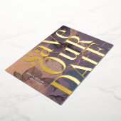 Gold Monogram Paarse Herfst sla de datum op Folie Uitnodiging (Gedraaid)