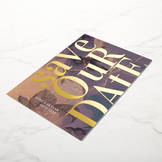 Gold Monogram Paarse Herfst sla de datum op Folie Uitnodiging (Gedraaid)