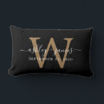 Gold Monogram Weddenschap Zwarte Lumbar Pillow Kussen<br><div class="desc">Elegant bruiloft keepslag bevat uw namen in witte, handgeschreven script kalligrafie en uw stijlvolle gouden monogram op een zwarte achtergrond. Voeg gewoon uw namen, monogram en trouwdatum toe. Geweldig geschenk voor een nieuw echtpaar. Exclusief voor u ontworpen door Happy Dolphin Studio. Als u hulp of passende producten nodig hebt, kunt...</div>