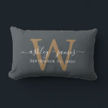 Gold Monogram Wedding Date Off-Black Kussen<br><div class="desc">Elegant bruiloft keepslag bevat uw namen in witte, handgeschreven script kalligrafie en uw stijlvolle gouden monogram op een zwart-wit achtergrond. Voeg gewoon uw namen, monogram en trouwdatum toe. Geweldig geschenk voor een nieuw echtpaar. Exclusief voor u ontworpen door Happy Dolphin Studio. Als u hulp of passende producten nodig hebt, kunt...</div>