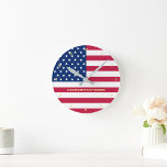 Gold Monogramed Patriotic America Verenigde Staten Ronde Klok<br><div class="desc">De all American, Stars and Stripes, Old Glory, Star-Spangled Banner, USA flag, custom, personalized, name monogram/initiaal, patriottische, acrylround wall klok voor je kamer, thuis, kantoor, om je trots, patriottisme, liefde te shows. Typ gewoon het type in jouw naam / familienaam / monogram / initialen om het aan te passen. Het...</div>