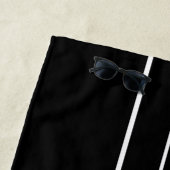 Gold Monogrammed Black White Racing Stripes Pool Strandlaken (In situ)