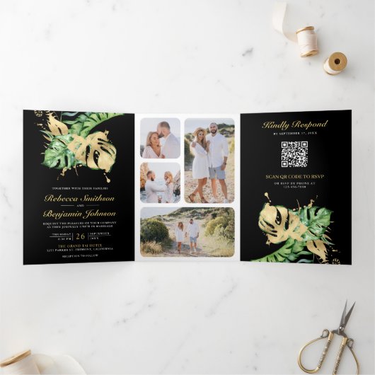 Gold Monstera Tropical Palm Black QR Code Weddensc Drieluik Uitnodiging (Binnen)