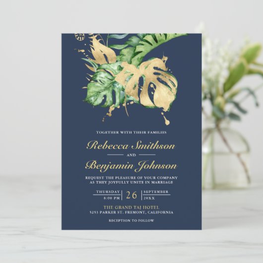 Gold Monstera Tropical Palm QR Code Navy Weddensch Kaart (Staand voorkant)