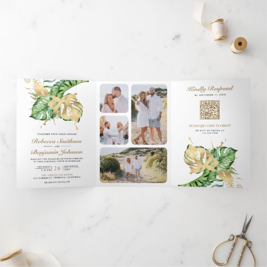 Gold Monstera Tropical Palm QR Code Weddenschap Drieluik Uitnodiging (Binnen)