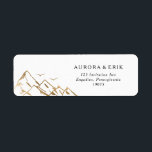 Gold Mountain Return-label Etiket<br><div class="desc">Dit gouden bergachtige logo is perfect voor je elegante boho-bruiloft. Ontworpen met een gouden berglandschap met eenvoudige vogels tijdens de vlucht. Het is precies wat je zoekt om je unieke moderne doelbruiloft te voltooien.</div>