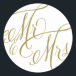 Gold Mr. en Mrs Elegant Script Wedding Ronde Sticker<br><div class="desc">Elegant en modern bruiloft sticker met whimsical calligraphy script in gold. Dit is een deel van een trouwsuite.</div>
