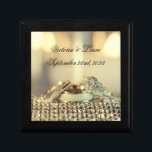 Gold Name Date Rings Keepslag Elegant Wedding Cadeaudoosje<br><div class="desc">Prachtige en elegante gouden trouwcadeaudoos met bruid- en bruidenaam en trouwdatum. Wat een mooie manier om je speciale dag te herinneren. Mooi. Fantastisch vrijgezellenfeest of huwelijkscadeau.</div>