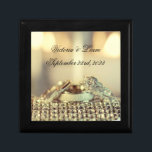 Gold Name Date Rings Keepslag Elegant Wedding Cadeaudoosje<br><div class="desc">Prachtige en elegante gouden trouwcadeaudoos met bruid- en bruidenaam en trouwdatum. Wat een mooie manier om je speciale dag te herinneren. Mooi. Fantastisch vrijgezellenfeest of huwelijkscadeau.</div>