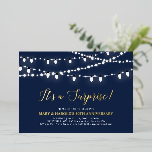 Gold & Navy blauw Surprise 50ste bruiloft Jubileum Folie Uitnodiging (Staand Voorkant)