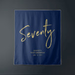 Gold & Navy Blue 70th Birthday Party - achtergrond Wandkleed<br><div class="desc">Deze moderne tapijt is perfect voor een chic marine blauw en gouden 70ste verjaardagsfeestje. Uw gasten zullen genieten van het maken van een foto met deze verfijnde partijachtergrond en herinneren zich uw speciale dag. Het ontwerp kenmerkt een gouden borstelmanuscript " Zeventiy " met douanetekst. U kunt de naam, de gebeurtenis,...</div>