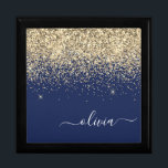 Gold Navy Blue Glitter Script Monogram Girly Name Cadeaudoosje<br><div class="desc">Navy Blue en Gold Sparkle Glitter script Monogram Name Jewelry Keepomwille Box. Dit maakt het perfecte afstuderen,  de verjaardag,  de bruiloft,  het vrijgezellenfeest,  de verjaardag,  het baby shower of het bachelorette feest cadeau voor iemand die van glam luxe en chic stijlen houdt.</div>