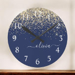 Gold Navy Blue Glitter Script Monogram Girly Name Grote Klok<br><div class="desc">Navy Blue en Gold Sparkle Glitter geborsteld het Monogram van het Manuscript NaamKlok. Dit maakt de perfecte liefhebbende 16 verjaardag,  bruiloft,  vrijgezellenfeest,  verjaardagsdag,  baby shower of vrijgezellenfeest voor iemand die van luxe glam en stijl houdt.</div>