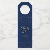 Gold & Navy Elegant Script Cheers 60e verjaardag Flessenhanger (Voorkant)