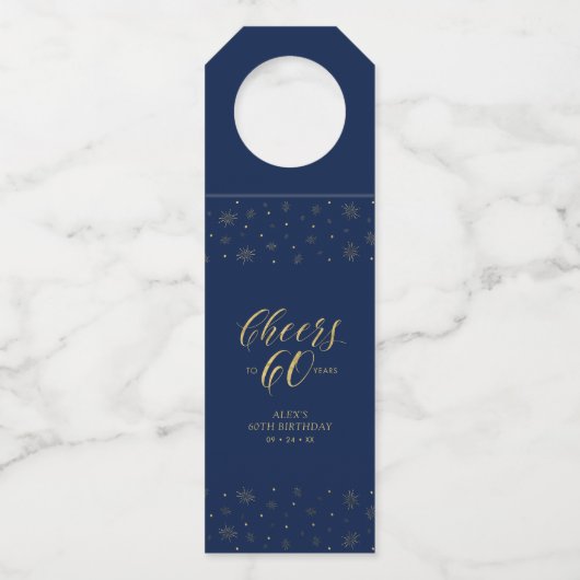 Gold & Navy Elegant Script Cheers 60e verjaardag Flessenhanger (Voorkant)