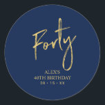 Gold & Navy Lettering 40th Birthday Favor Ronde Sticker<br><div class="desc">Deze eenvoudige sticker bedankt u voor uw speciale dag. Dit ontwerp kenmerkt het moderne gouden manuscript dat " Veertig"met douanetekst laat schrijven. In mijn winkel BaraBomDesign zijn er evenveel uitnodigingen voor de 40ste verjaardag en partijbenodigdheden beschikbaar.</div>