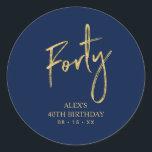 Gold & Navy Lettering 40th Birthday Favor Ronde Sticker<br><div class="desc">Deze eenvoudige sticker bedankt u voor uw speciale dag. Dit ontwerp kenmerkt het moderne gouden manuscript dat " Veertig"met douanetekst laat schrijven. In mijn winkel BaraBomDesign zijn er evenveel uitnodigingen voor de 40ste verjaardag en partijbenodigdheden beschikbaar.</div>