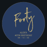Gold & Navy Lettering 40th Birthday Favor Ronde Sticker<br><div class="desc">Deze eenvoudige sticker bedankt u voor uw speciale dag. Dit ontwerp kenmerkt het moderne gouden manuscript dat " Veertig"met douanetekst laat schrijven. In mijn winkel BaraBomDesign zijn er evenveel uitnodigingen voor de 40ste verjaardag en partijbenodigdheden beschikbaar.</div>