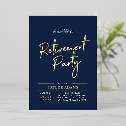 Gold & Navy Modern Brush Script Pensioen Partij Folie Uitnodiging (Staand Voorkant)