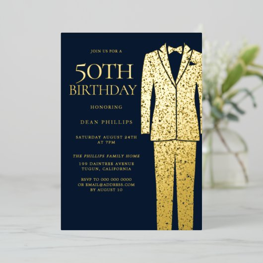 Gold & Navy Suit & Stropdas 50th Birthday Party Folie Uitnodiging (Staand Voorkant)