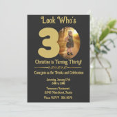 Gold op zwart met foto 30th Birthday Invitation Kaart (Staand voorkant)