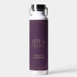 Gold paarse glitter 50 en geweldige verjaardagsfee waterfles<br><div class="desc">Goud paars glitter effect 50 en geweldig verjaardagsvriendelijk monochroom design van moderne scripttekst. Een deel van een collectie.</div>