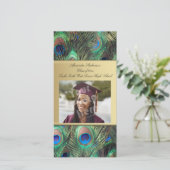 Gold Peacock Feather Elegant Afstuderen Aankondiging (Staand voorkant)